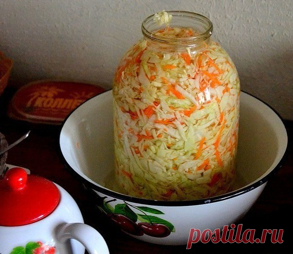 САМАЯ ПРОСТАЯ И ВКУСНАЯ КВАШЕНАЯ КАПУСТА
Не ругайтесь, опытные кулинары. Хочу поделится с неопытными) Даже не думала, что сама могу удивиться такому простому способу приготовления нашего любимого зимнего блюда. Поразил результат. Такую хрустящую, сочную, идеальную в плане соль-сахар капусту я пробовала лишь однажды. Та капуста созревала до пика вкусности в дубовой бочке, да с какими-то секретными добавками-травками. И я смирилась, что такую уже никогда не попробую. Но вот ...