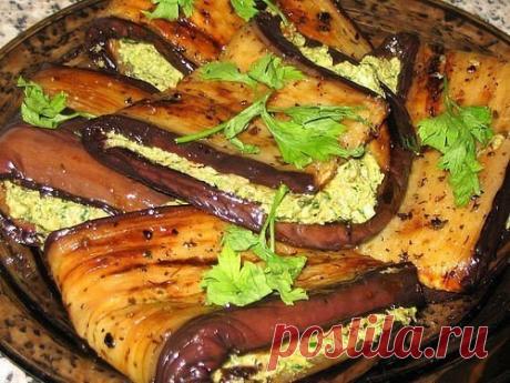 10 Самых ПОПУЛЯРНЫХ Рецептов БАКЛАЖАНОВ

1. Баклажаны фаршированные по-каталонски
._____________________________________________________
ИНГРЕДИЕНТЫ:
● Баклажаны — 2 шт
● Лук — 1 шт
● Чеснок — 3 зубчика
● Помидор — 1 шт
● Яйцо куриное — 2 шт
● Масло оливковое — 30 г
● Сыр — 100 г
● Зелень — по вкусу

ПРИГОТОВЛЕНИЕ:
1. Баклажаны разрезаем на две части и аккуратно, вырезаем середину.
2. Луковицу режем мелко, чеснок пропускаем через пресс и обжариваем на оливковом масле
3. Мя...