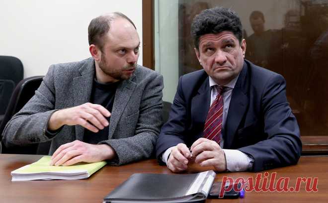 Адвокат Кара-Мурзы уехал из России перед вынесением приговора. Вадим Прохоров, защищавший осужденного по статье о госизмене Владимира Кара-Мурзу, уехал из России до оглашения приговора. Он заявил, что судья и прокурор намекали ему на «вопрос о возбуждении уголовного дела»