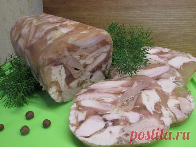 Восхитительный сальтисон из курицы 

Потребуется:

курица - 1,5 кг 
соль и специи - по вкусу 
чеснок - 6-7 зубчиков 
желатин - 30 гр 
вода - 1 стакан 

Приготовление:

Курицу разрезать на небольшие кусочки 
Переложить нарезанную курицу в кастрюлю,добавить измельчённый чеснок,соль,специи и желатин,залить воду и поставить варится на плиту,как курица закипит,снять пену,огонь уменьшить на минимум,прикрыть крышкой и варить 2-2,5 часа изредка помешивая 
Далее курицу вынуть из бу...