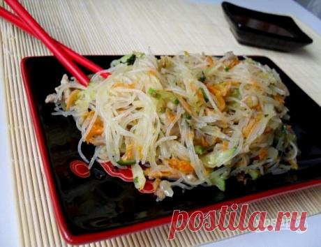 Салат "Фунчоза с мясом"


Этот очень сытный закусочный салат наверняка знаком любителям блюд восточной кухни. Его не так и сложно приготовить дома, это блюдо заменит полноценный ужин. Рецепт приготовления салата "Фунчоза с мясом" перед вами. Я надеюсь, что описание и фото шагов вам поможет и салат получится вкусным!


Ингредиенты:

Фунчоза: 200 Грамм,
Свинина: 300 Грамм,
Морковь: 2 Штуки (среднего размера),
Лук репчатый: 1 Штука (большая луковица),
Огурец свежий: 3 Штуки (...