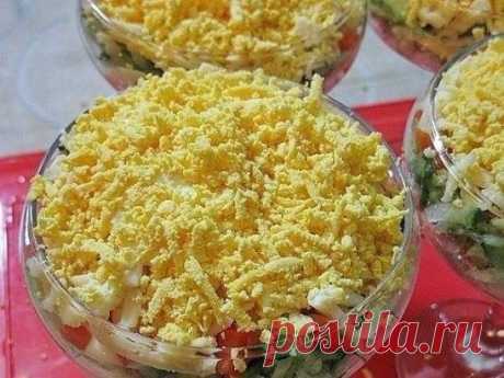 САЛАТ С ТУНЦОМ
Ингредиенты:
Тунец (консервы в масле) - 1 банка.
Сыр твердых сортов - 150 г
Огурец свежий - 1-2 шт.
Яйцо куриное - 4 шт.
Морковь - 1 шт.
Майонез - по вкусу
Приготовление:
Салат мы будем готовить слоёный. Поэтому сначала подготовим основные ингредиенты. Яйца и морковь нужно отварить. Сыр натереть на крупной тёрке. Поскольку салат я готовила в порционных креманках, то рассчитывала на 4 порции. Безусловно, подать можно было бы и на большом салатнике. 
На дно креманки выложить натерты