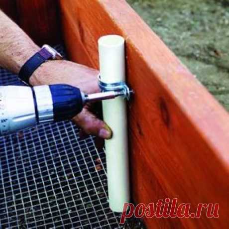 КОРОБ-ПАРНИК СВОИМИ РУКАМИ. С ЗАЩИТОЙ ОТ КРОТОВ!
Сохраните к себе на стену, чтобы не потерять!
Процесс работы несложен. На фото показаны все этапы установки короба.
Рекомендация: 
-Высоту бортиков лучше сделать выше, чем на фотографии.
-Объём плодородного слоя почвы должен быть больше. 
-Металлическая сетка может использоваться только на тех участках, где обитают кроты. В других случаях сетка необязательна.