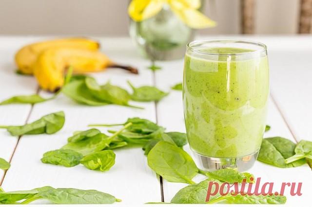 Шелковистый смузи с авокадо и бананом 

Если вы любите заменять какой-либо прием пищи (например, завтрак или перекус) смузи, то этот коктейль с авокадо и бананом придется вам по душе. Он очень питательный, шелковистый, в меру сладкий и очень полезный! Добавьте в него мяту, чтобы придать смузи свежести.

Ингредиенты:

1 банан (можно взять замороженный)
½ авокадо
Горсть листиков мяты
½ чашки воды
½ яблока
½ груши
1 ст.л. лимонного сока
Рецепт:

Очистите авокадо и банан. Наре...