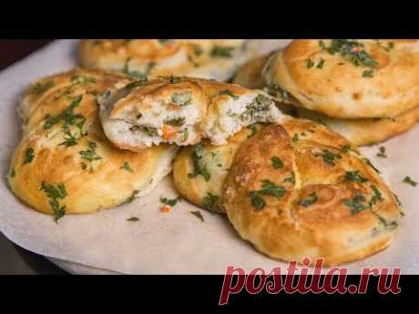 Булочки со шпинатом

Продукты:
3 стакана муки
1 стакан теплой воды
1 ч.л. соли
1 ст.л. сахара
сухие дрожжи по инструкции на пачке
1 ст.л. растительного масла 
  + для смазки миски
200 гр свежемороженного шпината
200 гр кисломолочного сыра
150 гр моцареллы
1/3 красного болгарского перца
1-2 зубчика чеснока
соль
черный перец
1 ч.л. пишевой соды
растопленого масла
свежих листьев петрушки