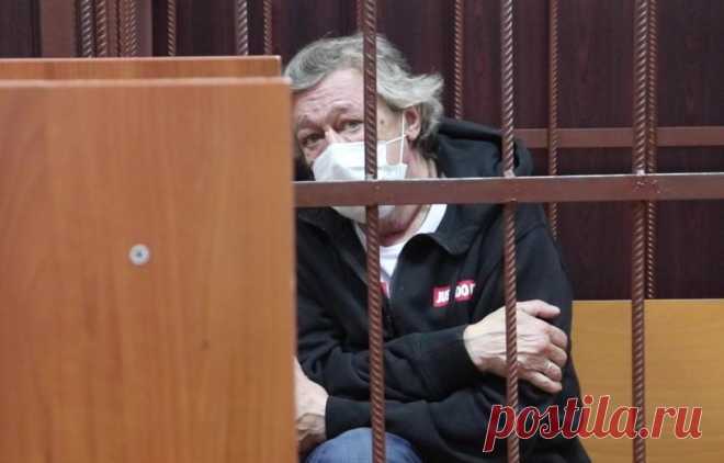 Иван Охлобыстин рассказал, как относятся в колонии к Михаилу Ефремову. Иван Иванович считает, что в случившемся с актером виновато его окружение и признался, что молится за друга.