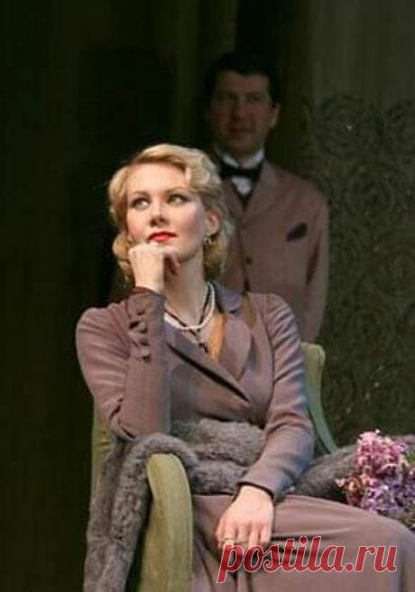 С возрастом мы учимся ставить точки,
А многоточия убирать.
Возраст нас учит-если ты одиночка,
Умей никого в этом не обвинять.
Раз так случилось-в тебе причина,
Не признал вовремя,что виноват.
Не смог исправить-то не по чину,
Значит в поступках был витиеват.
Перед тобою закрыли двери-
Больно и горько,но не стучи.
Если б тебе те люди поверили,
То сами бы отдали от них ключи.
Возраст нас учит-закрытые крепости
Тебе не положено штурмовать.
И выглядит это смешно и нелепо,
И воз...