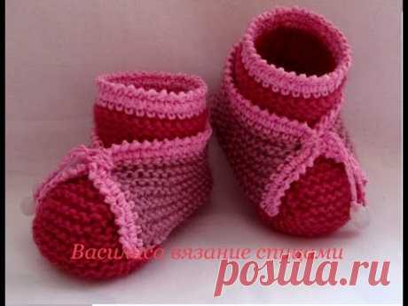 Пинетки спицами с отделкой knitting baby booties - YouTube