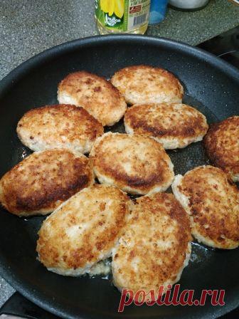 РЫБНЫЕ КОТЛЕТЫ. Фото-рецепт Ирины Дергач 
Перемолоть в мясорубке 1 большое филе трески и два размороженных брикетов филе минтая, у меня была в таком виде рыба, и половину большой луковицы. Заранее замочить кусочек хлеба и полстакана хлопьев овсяных залить кипятком. Натереть на мелкой тёрке одну картофелину и затем соединить все ингредиенты вместе, я добавила итальянских трав ещё. Все тщательно выместить и обваляв в сухарях жарить по 10-12 минут с каждой стороны. Потом подл...