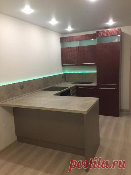 Кухонный Гарнитур #km96 г. Екатеринбург.ул. Чайковского, 68. Еланский дворик, жилой комплекс.  Материал: Корпус lamarty розовый жемчуг.  фасад МДФ Шампань Шагр.43(Кат-г МС ЭКО ). фасад МДФ Малиновый бархат. Столешница 38 мм Duropal  Беж.Мраморная крошк. Кат.1 8191vv. еврозапил столешницы. Вставка стекло матовое белое.  ПЕТЛЯ CLIP TOP BLUMOTION, НАКЛАДНАЯ, 110 ГР.  Комплект TANDEM с BLUMOTION полного выдвижения. Светодиодная лента RPG с контроллером. профиль для свет-й ленты МИК 2000.  Ручка-рейл