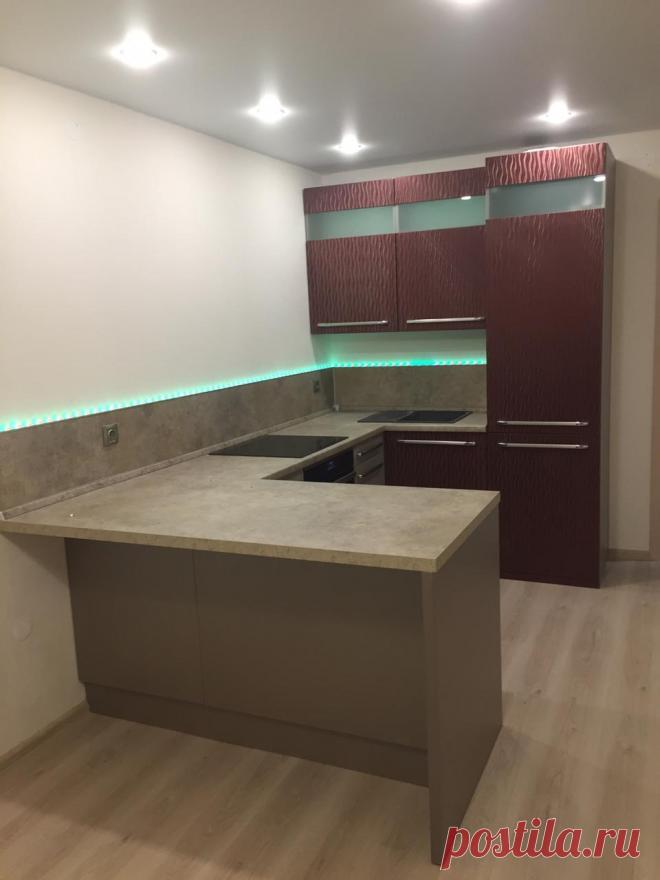 Кухонный Гарнитур #km96 г. Екатеринбург.ул. Чайковского, 68. Еланский дворик, жилой комплекс.  Материал: Корпус lamarty розовый жемчуг.  фасад МДФ Шампань Шагр.43(Кат-г МС ЭКО ). фасад МДФ Малиновый бархат. Столешница 38 мм Duropal  Беж.Мраморная крошк. Кат.1 8191vv. еврозапил столешницы. Вставка стекло матовое белое.  ПЕТЛЯ CLIP TOP BLUMOTION, НАКЛАДНАЯ, 110 ГР.  Комплект TANDEM с BLUMOTION полного выдвижения. Светодиодная лента RPG с контроллером. профиль для свет-й ленты МИК 2000.  Ручка-рейл