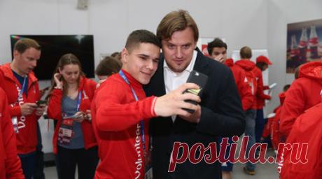 Булыкин призвал не спешить с переходом в Азию из-за отмены решения УЕФА о допуске России. Бывший нападающий сборной России Дмитрий Булыкин высказался о возможном переходе Российского футбольного союза в Азиатскую конфедерацию футбола (АФК) после отмены решения Союза европейских футбольных ассоциаций (УЕФА) о допуске юношеских сборных России к международным турнирам. Читать далее