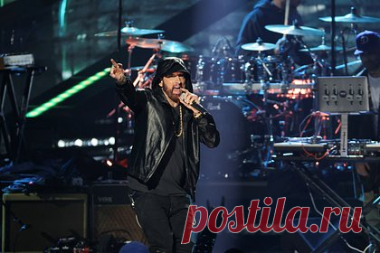 Эминем, Лайонел Ричи и Duran Duran вошли в Зал славы рок-н-ролла. В Лос-Анджелесе прошла 37-я церемония включения исполнителей в Зал славы рок-н-ролла. В этом году культовой премии удостоились Эминем, Лайонел Ричи, Долли Партон, а также группы Duran Duran и The Eurythmics. Бывший гитарист Duran Duran Энди Тейлор не смог посетить эту церемонию из-за онкологического заболевания.