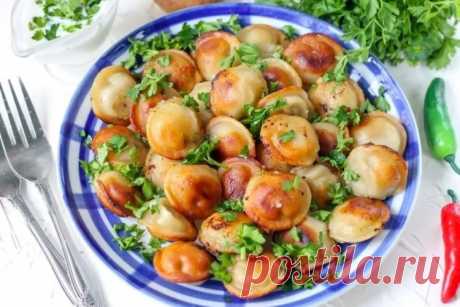 Жареные пельмени на сковороде: 20 очень вкусных рецептов