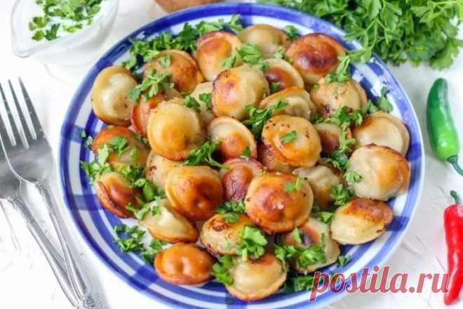 Жареные пельмени на сковороде: 20 очень вкусных рецептов