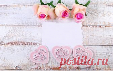 Скачать обои heart, love, roses, wood, pastel, pink, romantic, розы, сердечки, petals, flowers, розовые розы, раздел праздники в разрешении 1600x1000