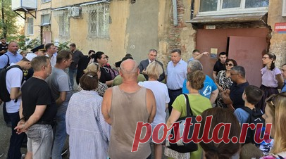 В Астрахани из-за смещения плиты в подвале эвакуировали жителей многоэтажки. В Астрахани эвакуировали жителей трёх подъездов многоэтажного дома из-за смещения плиты в подвале, сообщил глава города Игорь Редькин. Читать далее