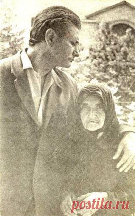 Մորս բարի աչքերի մեջ Մեծ Խաչեցյալն է խոսում,
Ես Աստծո ոտնաձայնը սրտիս միջից եմ լսում...
Հովհաննես Շիրազ