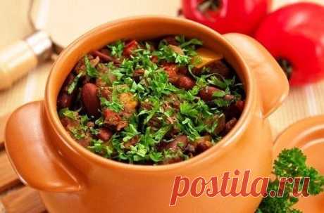 ТОР - 7 Вторые блюда в горшочках

1. Горшочки с мясом, фасолью и грибами

Ингредиенты

500 г говядины (свинины, баранины)
200 г фасоли
300 г помидоров
300 г грибов
200 г болгарского перца
150 г лука
соль
перец
растительное масло

Приготовление

Если Вы не любите фасоль, можно ее не добавлять.
Вместо маленьких горшочков можно использовать форму для запекания с крышкой, объемом около 2.5 л.
Из указанного количества ингредиентов получается 5 средних горшочков, объемом 500 мл....