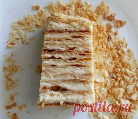 НАПОЛЕОН с кремом Патисьер 
 
Состав: 
200 г сливочного масла 82,5% 
200 г сметаны 15% 
400 г муки 
1 яйцо 
Соль щепотка 
 
150 г сливочного масла 82,5% 
60 г желтков (3 яйцв категории СО) 
130 г сахара 
500 г молока 
40 г крахмала 
Ваниль 
 
Метод: 
 
Коржи 
1. Холодное сливочное масло перетереть с мукой. 
2. Добавить яйцо, сметану. Замесить тесто. 
3. Охладить в холодильнике 1 час. 
4. Разделить тесто на 12 частей. 
5. Тонко раскатать на пергаментной бумаге. Наколоть вилкой. 
6. Выпекать 8-10