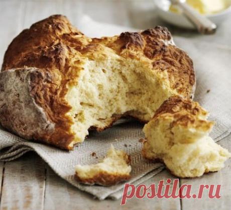 СОДОВЫЙ ХЛЕБ

Ингредиенты:

 450 г муки
 1 ч. л. соды
 1 ч. л. морской соли
 400 мл пахты или молока

Приготовление:

Разогреть духовку до 200 °С.
Просеять сухие ингредиенты в миску. Сделать углубление в центре и влить пахту, замешивая рукой тесто, начиная с центра.
Вымесить мягкое тесто. Сформировать круглый хлеб.
Поверхность надрезать крест-на-крест.
Выпекать в течение 15 минут. Затем уменьшить температуру до 180° и выпекать около 30 минут до твердой корочки.
 Вегетарианство – это вкусно!