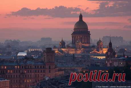 Санктъ-Петербургъ Санкт-Петербург- это крайне неоднозначный город. Зимой он ужасен, летом ему нету равных. Также и с временем суток: ночью- это лучший город Земли, днём неисчерпаемый поток людей абсолютно везде. Ниже будет повесть о местах, которые я уважаю. 
Площадь Ленина 
Место крайне не мейнстримное и его фишку сечёт очень мало людей. Но это моё любимейшее место города. 
Фото убогое, ибо моё. Это тут ещё не вечер и фонтаны не включены, но приедь вы сюда ближе к ночи и ...