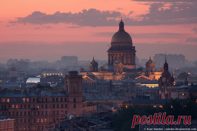 Санктъ-Петербургъ Санкт-Петербург- это крайне неоднозначный город. Зимой он ужасен, летом ему нету равных. Также и с временем суток: ночью- это лучший город Земли, днём неисчерпаемый поток людей абсолютно везде. Ниже будет повесть о местах, которые я уважаю. 
Площадь Ленина 
Место крайне не мейнстримное и его фишку сечёт очень мало людей. Но это моё любимейшее место города. 
Фото убогое, ибо моё. Это тут ещё не вечер и фонтаны не включены, но приедь вы сюда ближе к ночи и ...