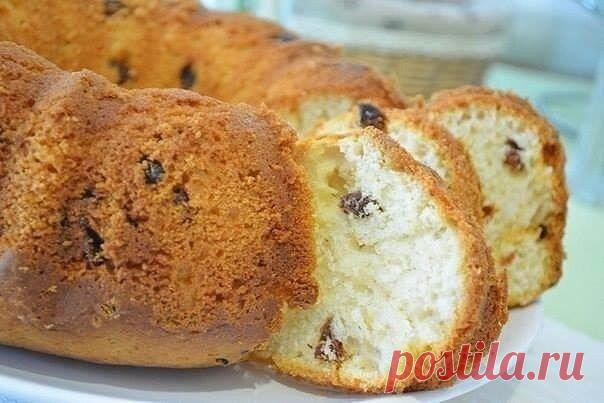 Кекс на кефире

Ингредиенты:

-2 яйца и
-1 стакан сахара взбиваем добела,
-добавляете 1 стакан кефира,
-2 стакана муки,
-2 ч.л разрыхлителя,
-масло растительное меньше чем полстакана.

Приготовление:

Все взбиваете, но недолго.
Добавляете в тесто изюм, орехи или на ваш вкус.
Выливаете в смазанную маслом форму и выпекаете.
Выпекать при 180 градусах 50-60 минут.

Приятного аппетита!