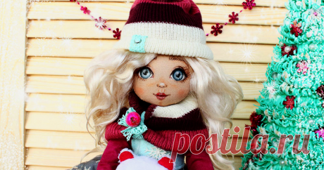 «Девочка-Зима»: создаём прелестную новогоднюю куколку «У леса на опушке жила Зима в избушке...» Как же выглядит красавица-Зима, которая солила снежки в известной песне? Этот вопрос долгое время не давал мне покоя; поэтому я решила воплотить образ юной Зимы в новой куколке. В этом мастер-классе я покажу и подробно расскажу, как рождалась новогодняя текстильная куколка. Для работы нам понадобятся: Материалы:⦁ ткани: хлопковая ткань для тела и для&hellip;