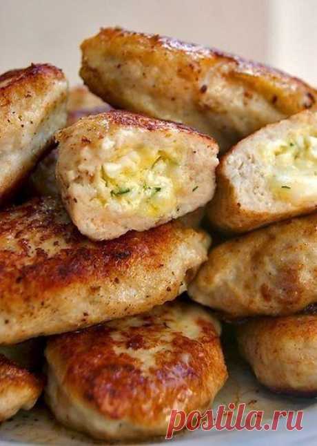 Вкуснейшие котлеты с сырной начинкой Это такая вкуснятина получилась! Такие нежные! Сочные!Понадобится:
Для фарша:
500 куриного фарша1 луковица1-2 зубчика чеснокаХлеб (по вкусу)1 яйцоСоль, перец
Для начинки:
100-150 г сыра натереть на ме…