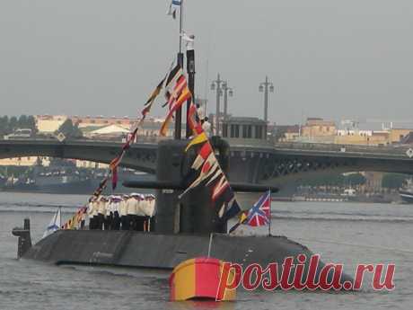 На невском рейде дизельная подводная лодка ВМФ России.