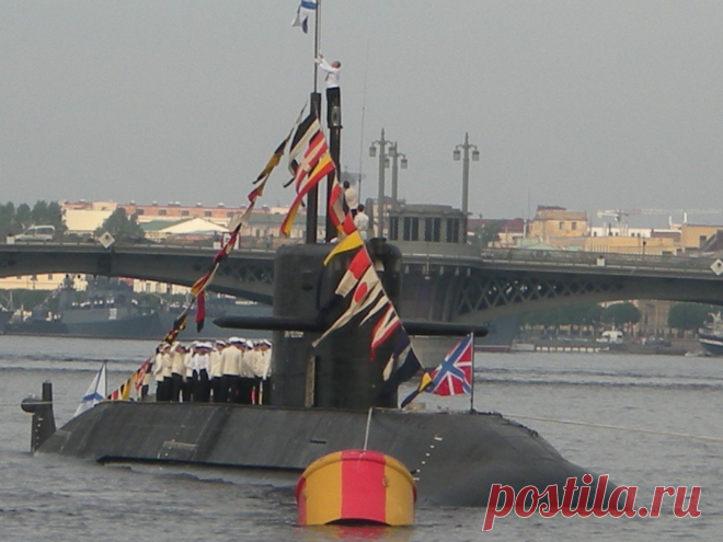 На невском рейде дизельная подводная лодка ВМФ России.