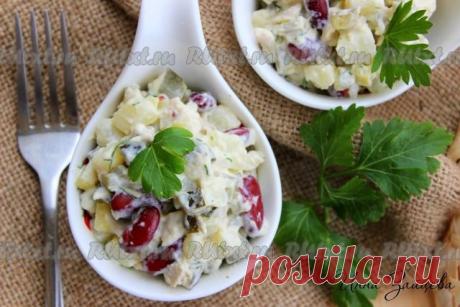 Салат с красной фасолью и куриной грудкой

Хочу предложить вашему вниманию совсем несложный в приготовлении, но аппетитный и сытный салат с красной фасолью и куриной грудкой. Такое блюдо прекрасно разнообразит ваше меню и подойдет как для семейного обеда, так и для праздничного стола. Салат очень вкусный, рекомендую! 
Для приготовления салата с красной фасолью и куриной грудкой нам понадобится: 
куриное филе - 1 шт.; 
консервированная красная фасоль в собственном соку - по...