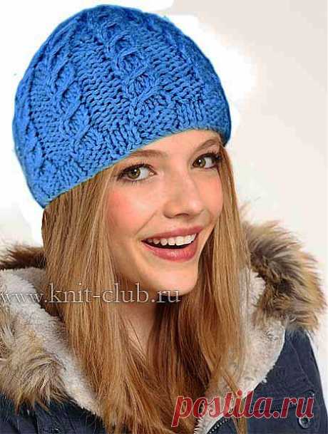 Голубая вязаная шапка спицами для девочки