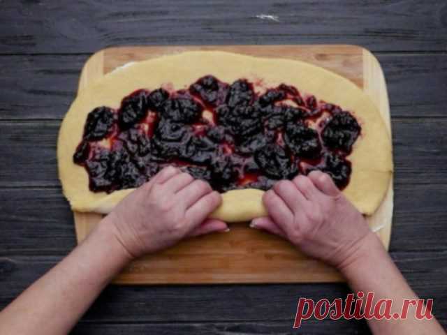 Как приготовить рулет с вареньем?