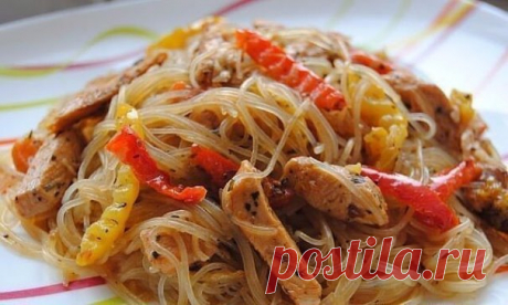 САМЫЕ ВКУСНЫЕ БЛЮДА С РИСОВОЙ ЛАПШОЙ: ТОП-5 РЕЦЕПТОВ 
1. Стеклянная вермишель с креветками и соусом
ИНГРЕДИЕНТЫ:
 стеклянная вермишель (она же рисовая) - 100гр.
 креветки очищенные - 200гр.
 чеснок - 8-10 зубочков
 перец чили сушеный - на кончике ножа
 соль, перец, оливковое масло
ПРИГОТОВЛЕНИЕ:
Креветки, несмотря на то, что уже вареные, закинуть в кипящую воду с 2-мя раздавленными зубочками чеснока, солью и столовой ложкой оливкового масла. Дать закипеть и быстренько откинуть на ду