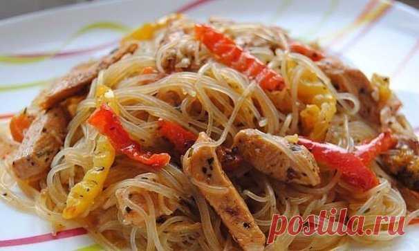 САМЫЕ ВКУСНЫЕ БЛЮДА С РИСОВОЙ ЛАПШОЙ: ТОП-5 РЕЦЕПТОВ 
1. Стеклянная вермишель с креветками и соусом
ИНГРЕДИЕНТЫ:
 стеклянная вермишель (она же рисовая) - 100гр.
 креветки очищенные - 200гр.
 чеснок - 8-10 зубочков
 перец чили сушеный - на кончике ножа
 соль, перец, оливковое масло
ПРИГОТОВЛЕНИЕ:
Креветки, несмотря на то, что уже вареные, закинуть в кипящую воду с 2-мя раздавленными зубочками чеснока, солью и столовой ложкой оливкового масла. Дать закипеть и быстренько откинуть на ду