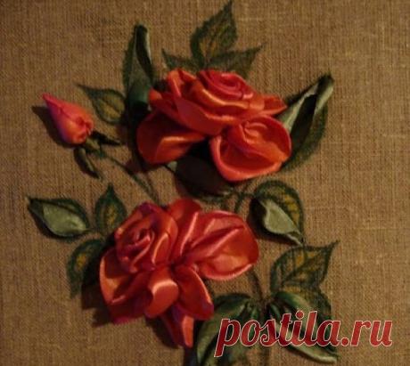Бутоны роз из шелковых лент на полотне. Идея для вышивки. Мастер-класс.