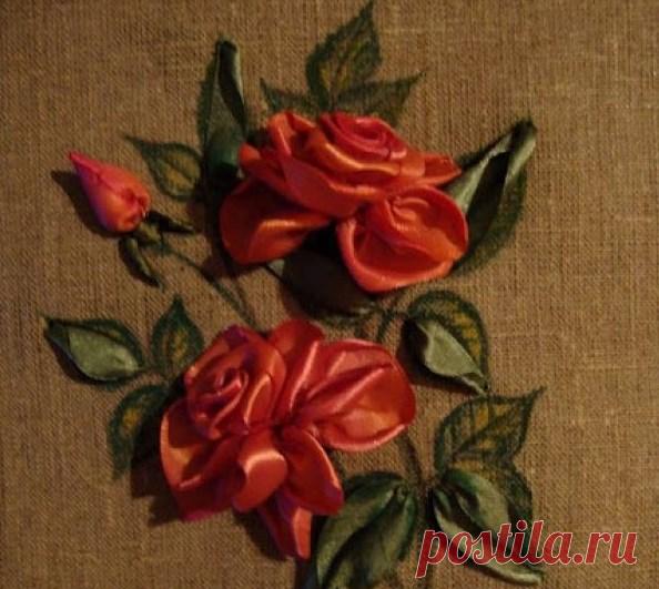 Бутоны роз из шелковых лент на полотне. Идея для вышивки. Мастер-класс.