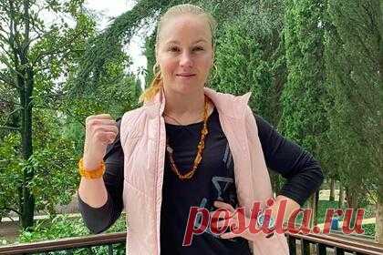 Чемпионка UFC Шевченко станцевала на камеру. Киргизская девушка-боец смешанного стиля (MMA) Валентина Шевченко показала танец фламенко на видео. Шевченко, известная по выступлениям в Абсолютном бойцовском чемпионате (UFC), станцевала на камеру на фоне бассейна. Публикация набрала более 166 тысяч просмотров. Шевченко — действующая чемпионка UFC.