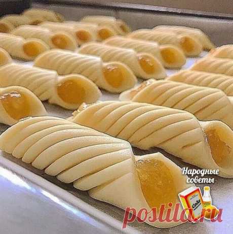 ВКУСНЕЙШЕЕ ПЕЧЕНЬЕ С ЯБЛОЧНОЙ НАЧИНКОЙ
Сохраняй скорее в свою копилку, чтобы не потерять

ИНГРЕДИЕНТЫ:

400 г муки
200 г сметаны
200 гр маргарина (комнатной температуры)

Начинка:
5-6 яблок
2 стакана сахара
Сок половины лимона
Вода пол стакна


‍ГОТОВИМ:

Для начинки, почистить яблоки, натереть на тёрке или измельчить. Выложить на сковороду, добавить сахар, готовить 2-3 минуты, добавить воду и лимонный сок. Готовить до испарения влаги.
Хорошо перемешать все ингредиенты для...