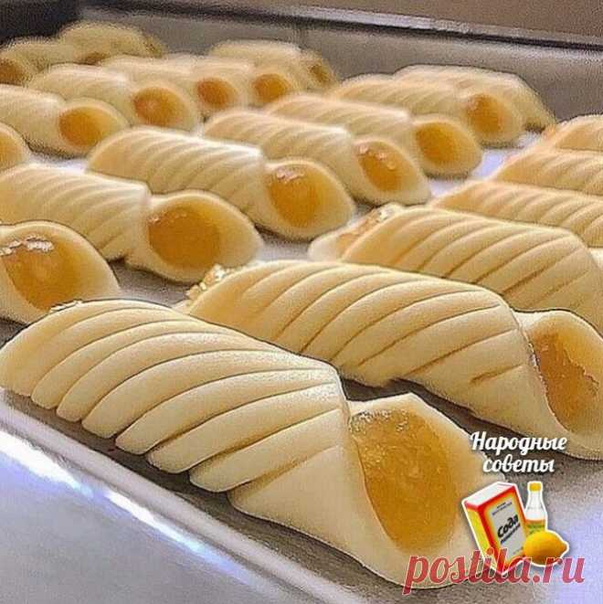 ВКУСНЕЙШЕЕ ПЕЧЕНЬЕ С ЯБЛОЧНОЙ НАЧИНКОЙ
Сохраняй скорее в свою копилку, чтобы не потерять

ИНГРЕДИЕНТЫ:

400 г муки
200 г сметаны
200 гр маргарина (комнатной температуры)

Начинка:
5-6 яблок
2 стакана сахара
Сок половины лимона
Вода пол стакна


‍ГОТОВИМ:

Для начинки, почистить яблоки, натереть на тёрке или измельчить. Выложить на сковороду, добавить сахар, готовить 2-3 минуты, добавить воду и лимонный сок. Готовить до испарения влаги.
Хорошо перемешать все ингредиенты для...