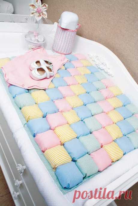 Детское одеялко из "пузырьков" в технике пэчворк - Самоделкино - медиаплатформа МирТесен Всем привет) Представляю вашему вниманию замечательное одеялко, которое можно сшить своими руками для малыша. Одеяло сшито в технике пэчворк из "пузырьков", с которыми придется немножко повозиться, но, думаю, что оно того стоит) Такого одеяла точно нигде не купишь: мягкое, легкое, теплое,...