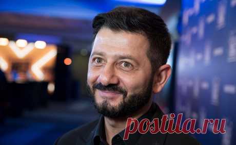 Михаил Галустян получил армянский паспорт. Шоумен рассказал, что получил гражданство «честным и правильным путем». Галустян входит в руководящий состав «Юнармии». Прошлым летом Минобороны опубликовало его поздравление военным летчикам со словами «работайте, братья!»