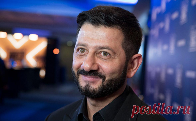Михаил Галустян получил армянский паспорт. Шоумен рассказал, что получил гражданство «честным и правильным путем». Галустян входит в руководящий состав «Юнармии». Прошлым летом Минобороны опубликовало его поздравление военным летчикам со словами «работайте, братья!»
