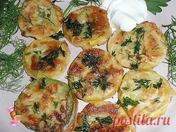 Кабачки в чесночном кляре

Ваши домашние останутся довольны этим блюдом, да так, что попросят добавки!

Вам понадобится
Кабачок-2 шт.
Яйцо куриное-2 шт.
Сметана-1/2 стакана
Чеснок-1 долька
Зелень (укроп)-1/2 пучка
Оливковое масло Extra Virgin 500 мл-6 ст. л.
Перец красный молотый-1 щепотка
Приправа Чеснок и перец-1 ч. л.
Соль по вкусу
Мука пшеничная высший сорт-7 ст. л.

Приготовление (с пошаговыми фото):
Сделать кляр: смешать яйца, 3-4 ст. л. муки, сметану, приправу.
Каба...