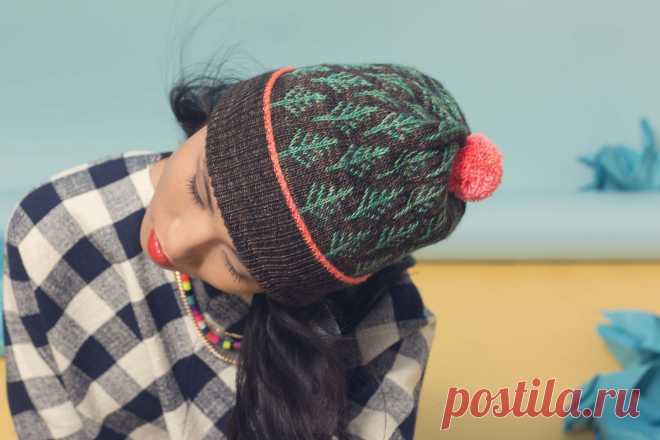 Шапка зимняя женская Deep Woods Toque (Таежный лес) с ярким помпоном.