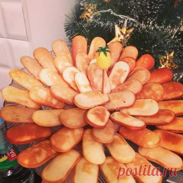 Замечательные булочки от Полины Буниной

Маленькие булочки с разными вкусами.
Продукты
Сахар - 250 г
Мука - 250 г
Яйца - 4 шт.
Сметана - 200 г
Сливочное масло - 100 г
Разрыхлитель - 0,5 чайной ложки.
Яйца взбить с сахаром.
Добавить масло ( мягкое ), сметану.
Потом Муку с разрыхлителем.
Потом я делю тесто попалам и добавляю по 2 ст. ложки какао. ( Тесто жиденькое! )
В одну часть клубничное, в другое шоколадное.
Детям очень нравится.
В маленьких формочках пекуться 5 мин.