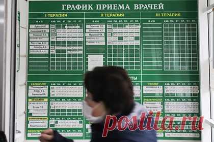 В российской больнице начали проверку после одновременного осмотра 20 пациентов. Республиканский Минздрав начал проверку в больнице № 3 в Якутске, после того как врач-невролог в кабинете медучреждения провела одновременный осмотр 20 пациентов. В ведомстве подчеркнули, что подобное поведение для медицинского работника неприемлемо. Ранее ролик с необычным медосмотром распространили в соцсетях.