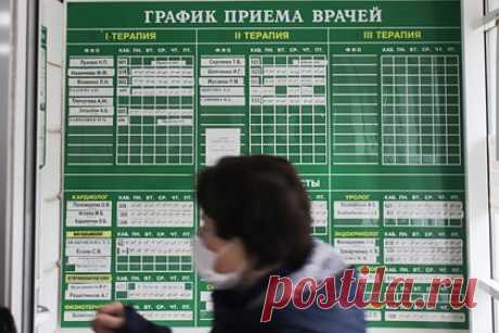 В российской больнице начали проверку после одновременного осмотра 20 пациентов. Республиканский Минздрав начал проверку в больнице № 3 в Якутске, после того как врач-невролог в кабинете медучреждения провела одновременный осмотр 20 пациентов. В ведомстве подчеркнули, что подобное поведение для медицинского работника неприемлемо. Ранее ролик с необычным медосмотром распространили в соцсетях.